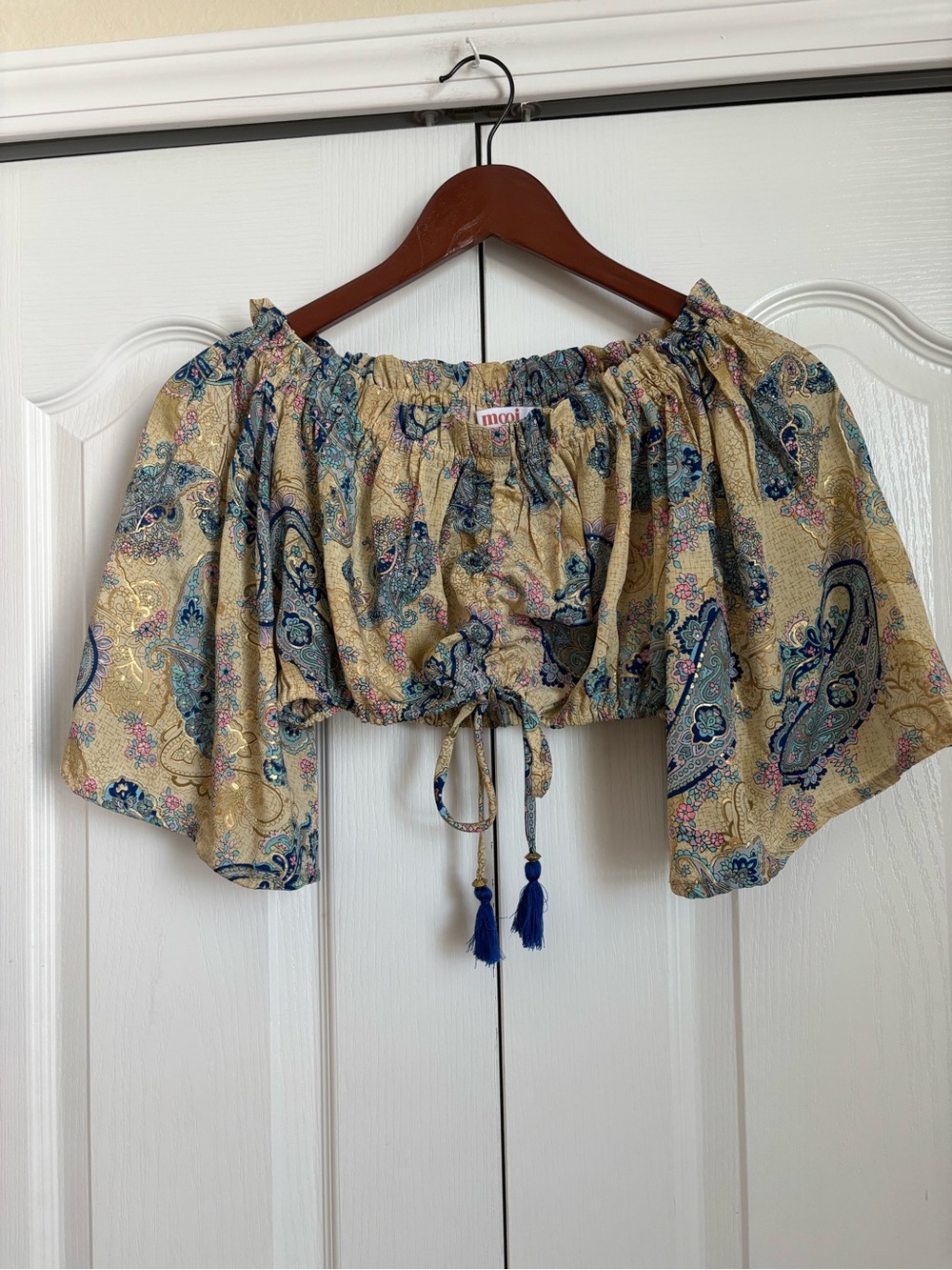 Mooi Endless Possibilities Metallic Paisley Off-Shoulder Crop Top in Gold
